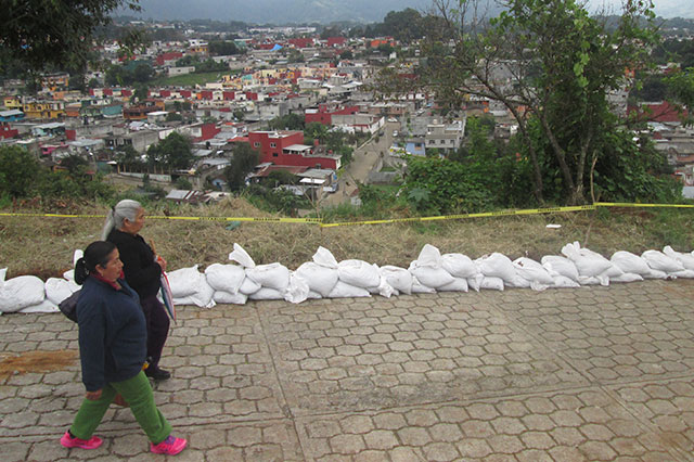 Venden terrenos donde murieron 3 por deslave en Huauchinango