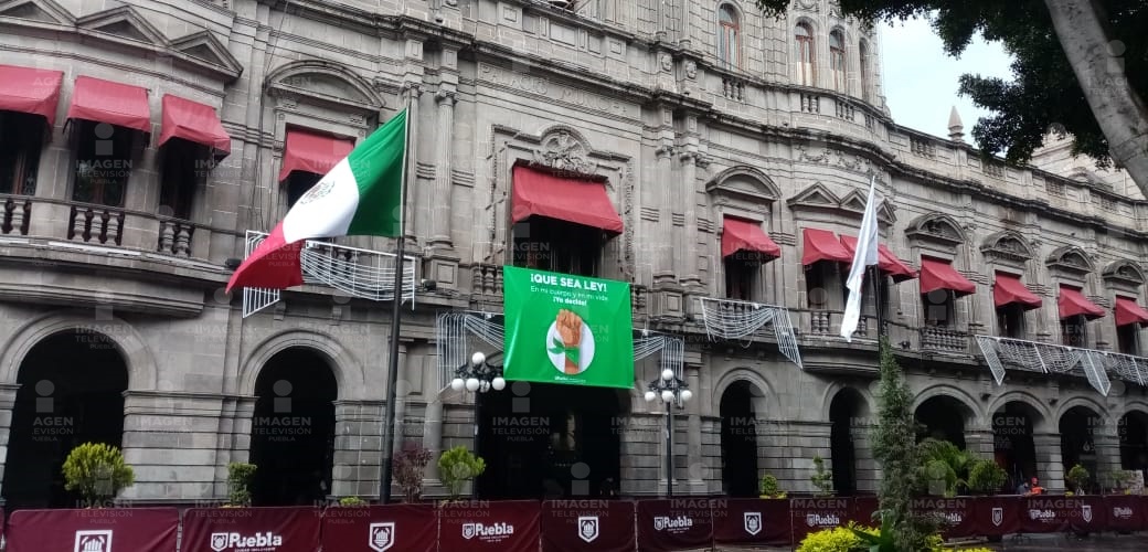 Colocan lona a favor del aborto en Palacio Municipal de Puebla