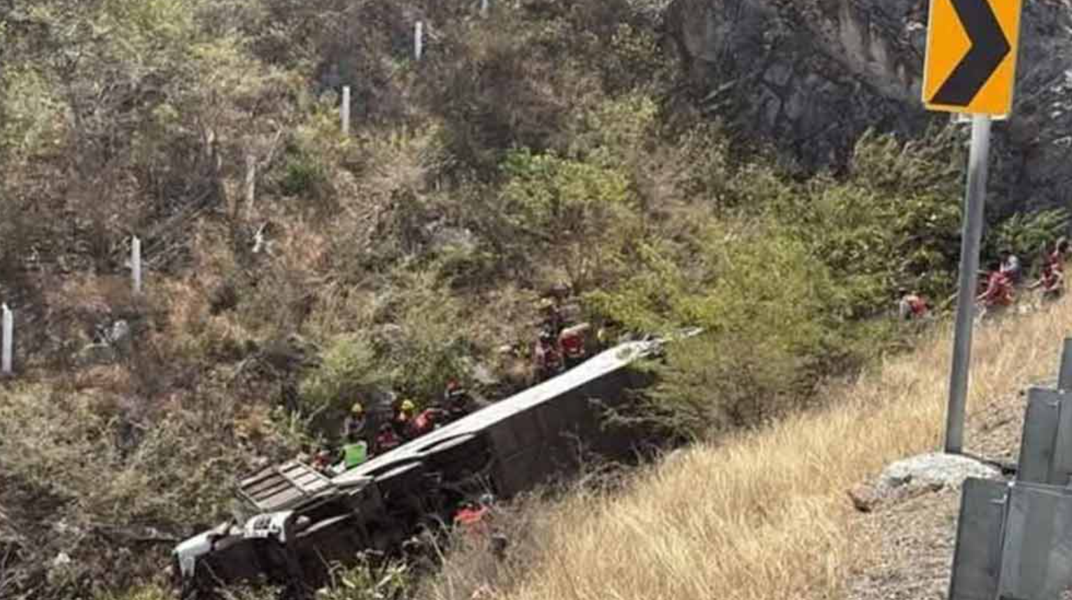 Aumenta a 18 los muertos por accidente en la autopista Mitla-Tehuantepec