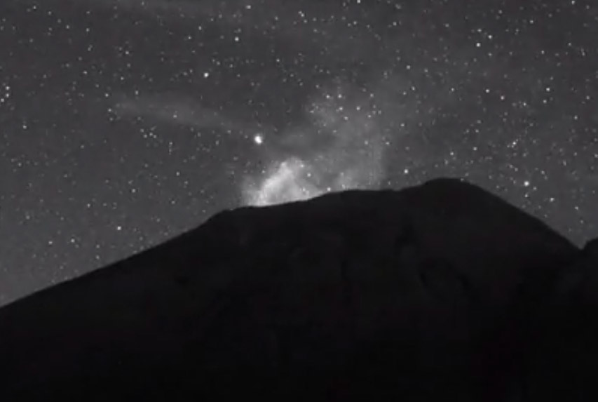 VIDEO Registran caída de objeto luminoso en el cráter del Popocatépetl