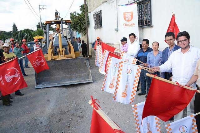 Inicia José Juan Espinosa pavimentación en Acuexcomac