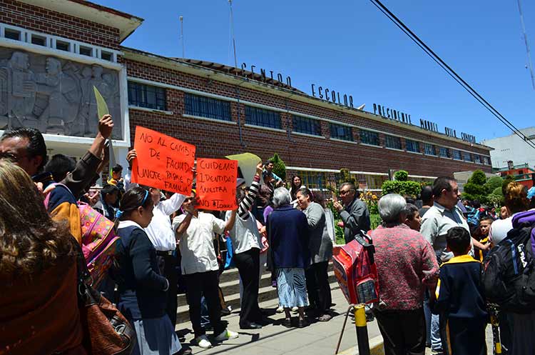 Protestan en Teziutlán por remodelación de fachada del Centro Escolar