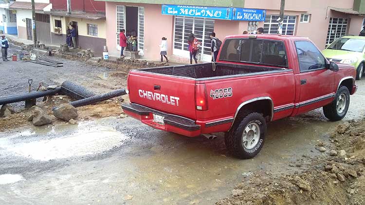 Molestias y pérdidas económicas provocan obras en Tlatlauquitepec