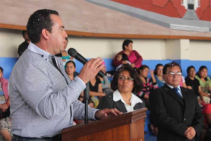 Guillermo Lobato inaugura rehabilitación de primaria