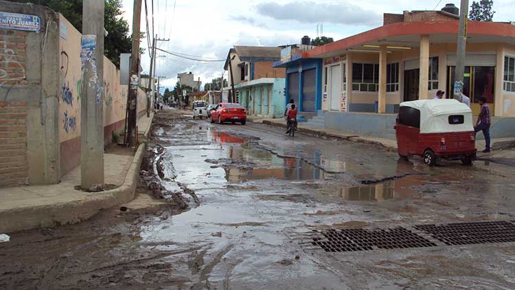 Un año de retraso presenta la sustitución del drenaje pluvial en Coronango
