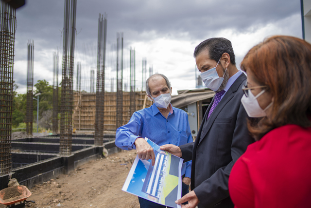 Esparza supervisa construcción del nuevo edificio para la Escuela de Artes Plásticas