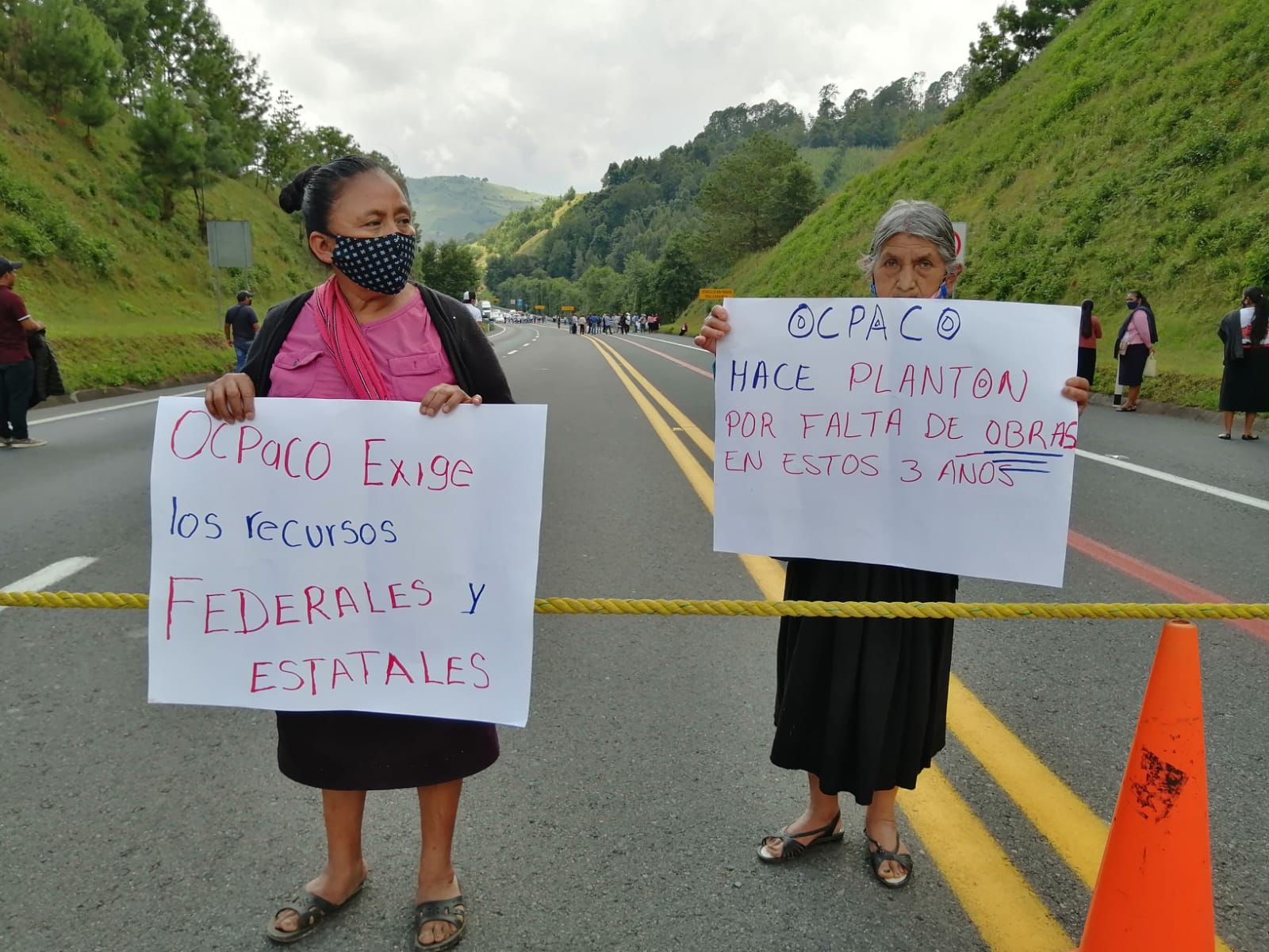 Vecinos de Huauchinango bloquean la México-Tuxpan; reclaman obras
