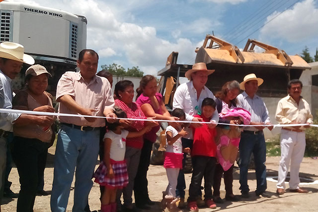 Entrega ayuntamiento red de drenaje sanitario en Tepeaca