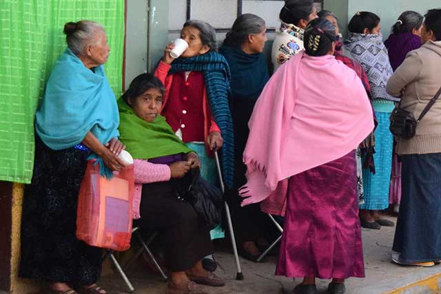 Esperan horas en la calle para cobrar Prospera en Zacapoaxtla