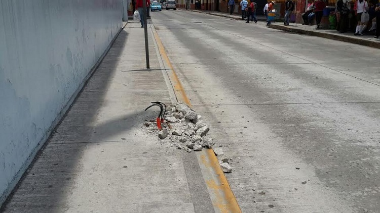 Cambio de luminarias en Teziutlán ocasionó daños en vía pública