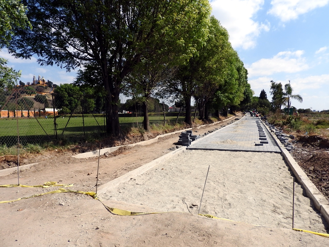 Acusan activistas que edil hace proselitismo con obras en Cholula