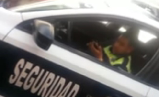 VIDEO Captan a oficial de Tránsito en Libres pidiendo mordida