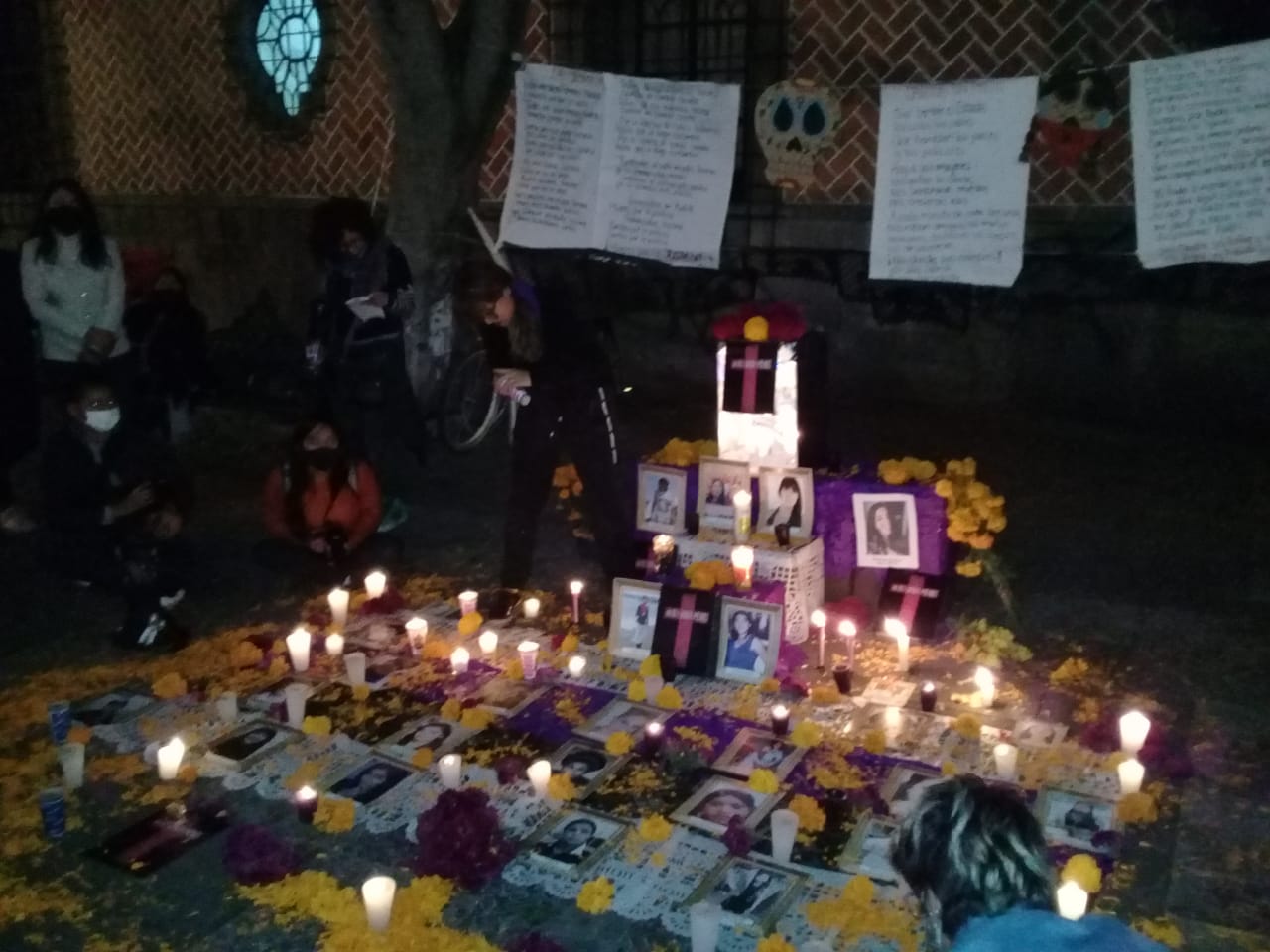 VIDEO Colocan ofrenda para exigir justicia por 90 feminicidios en Puebla