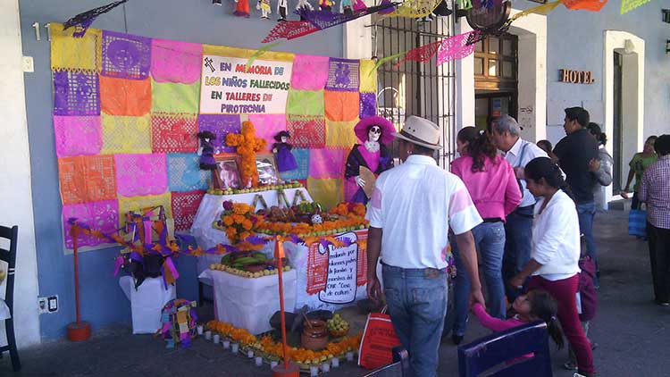 Elaboran ofrenda a niños fallecidos en polvorín de Tepontla