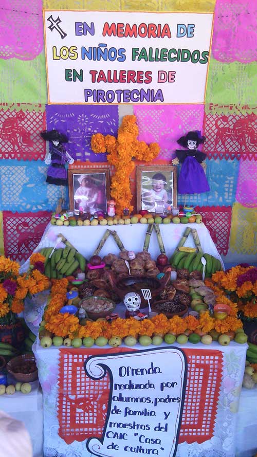 Elaboran ofrenda a niños fallecidos en polvorín de Tepontla