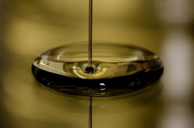 Sujeto le echa aceite hirviendo a su esposa mientras ella dormía