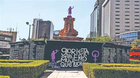 Mujeres se reúnen en Reforma, se preparan para el 8M