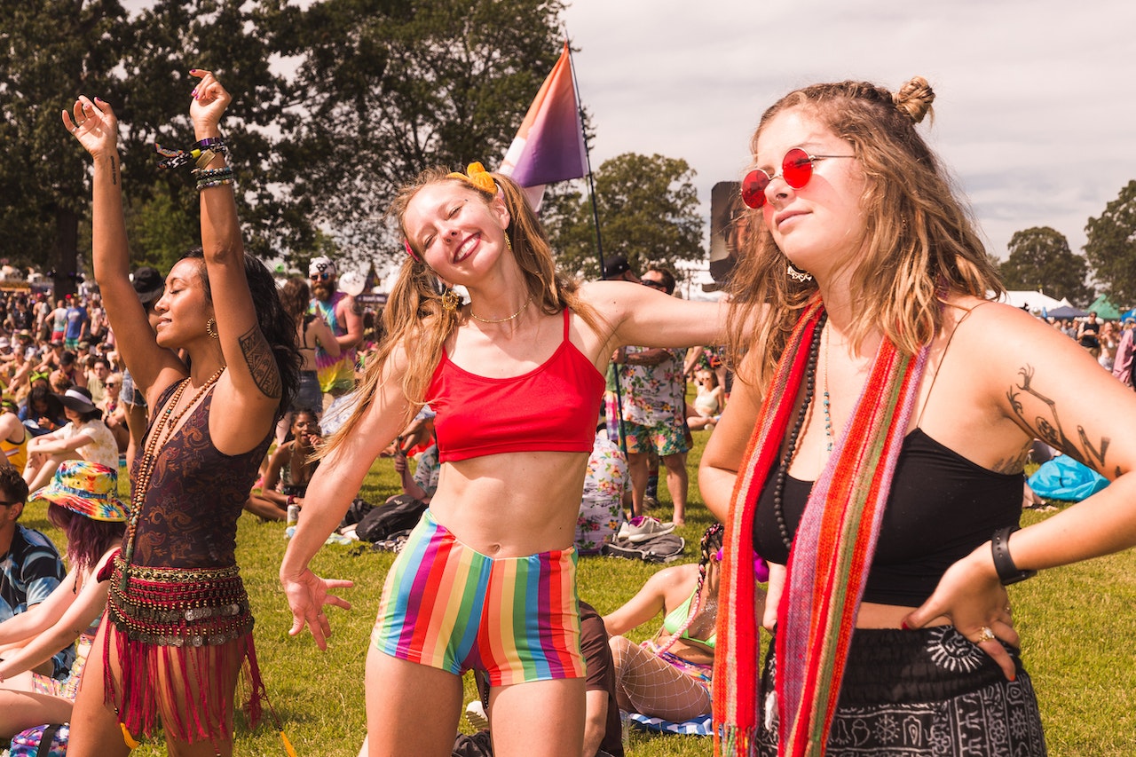 Estilos musicales y moda: Outfits para cada tipo de concierto