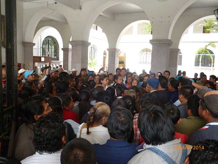 Ambulantes exigen derecho de antigüedad en calles de Teziutlán
