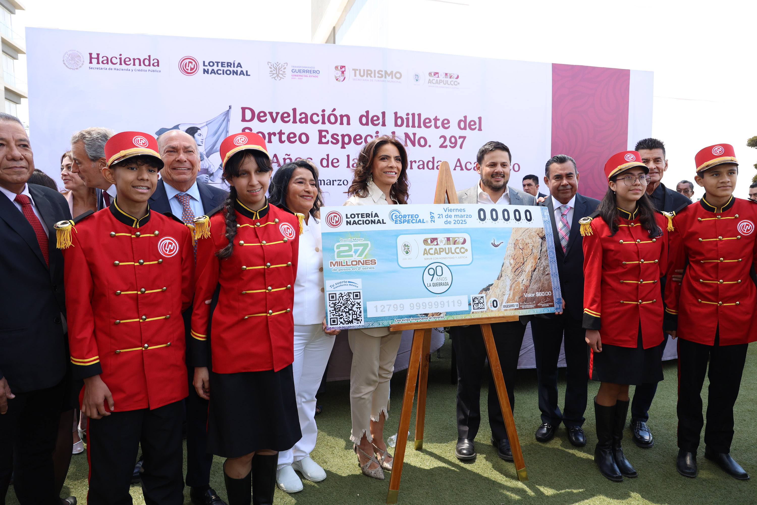 Olivia Salomón presenta el boleto de los 90 años de la Quebrada en Acapulco