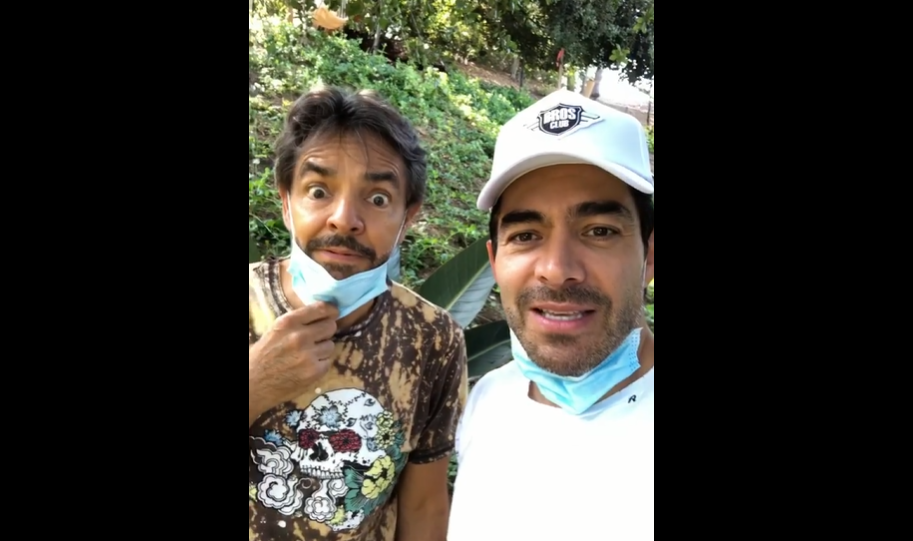 VIDEO Se hace viral beso entre Eugenio Derbez y Omar Chaparro