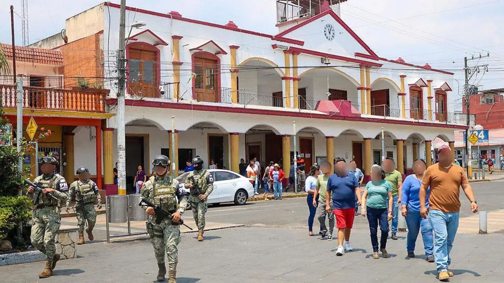 Por presunta extorsión, veracruzanos atacan estación de policía estatal en Omealca