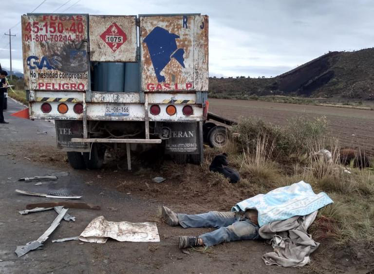 Camioneta con cilindros de gas embiste a campesino rumbo a Tlachichuca