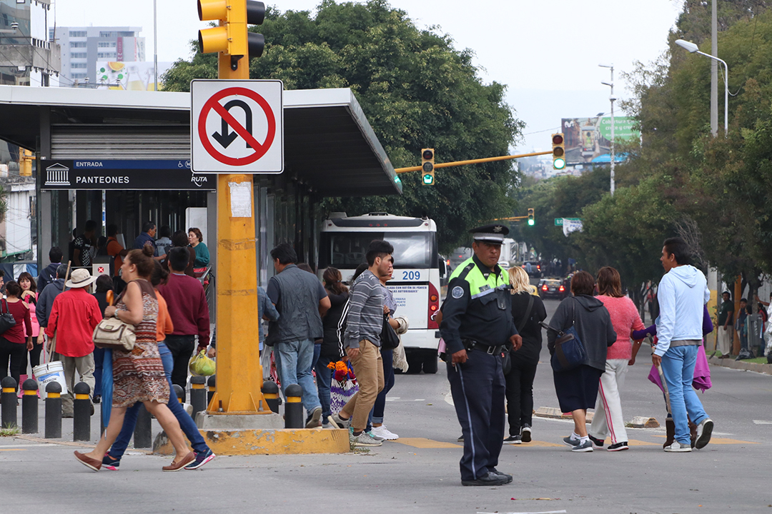 Atropella a oficial de transito al tratar de huir de una infracción