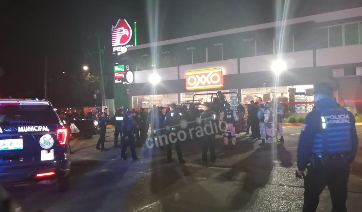 Por comer maruchan les caen 30 municipales en Oxxo de Puebla