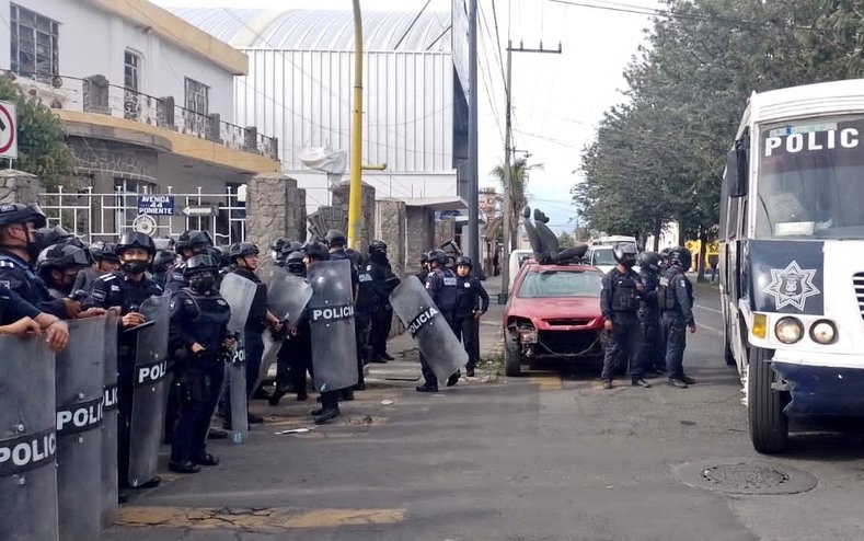 Aseguran 35 toneladas de llantas y autopartes en la 46 poniente