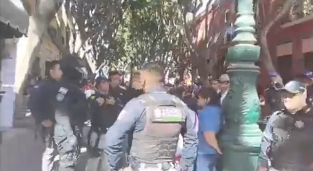 Policías y ambulantes se enfrentan durante operativo en el Centro Histórico de Puebla 