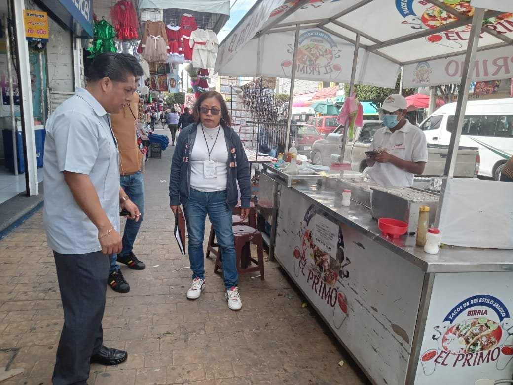 Suspenden a vendedores ambulantes de comida por incumplir normas sanitarias en Tehuacán