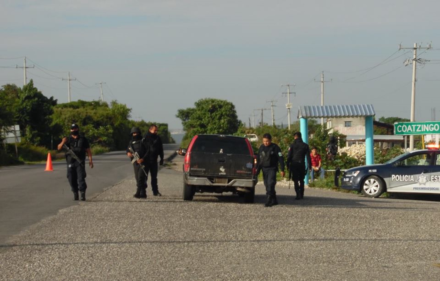 Aseguran a personas con cinco vehículos robados en Tepexi