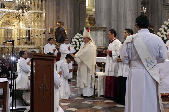 Ordena arzobispo de Puebla a 9 sacerdotes en catedral