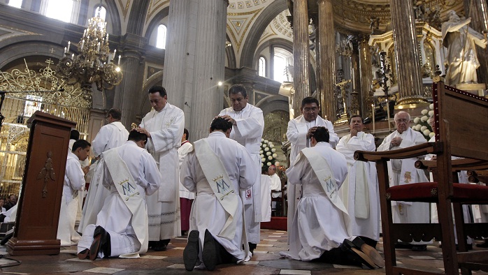 Ordena arzobispo de Puebla a 9 sacerdotes en catedral