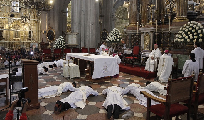 Ordena arzobispo de Puebla a 9 sacerdotes en catedral