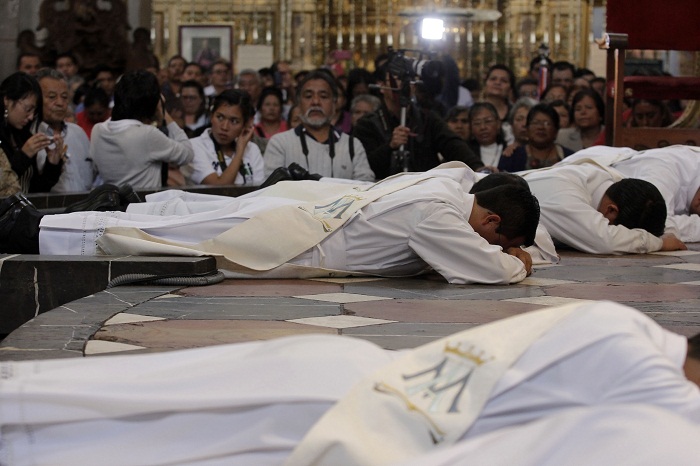 Ordena arzobispo de Puebla a 9 sacerdotes en catedral