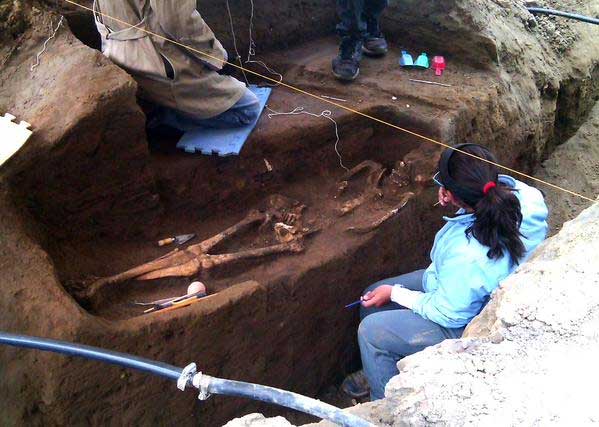 Hallan entierro colonial durante obras en Cholula