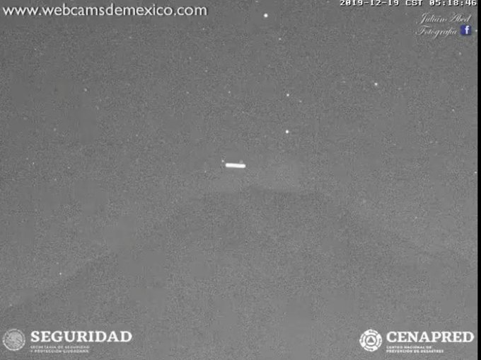 VIDEO Captan ovni de madrugada sobre el Popocatépetl