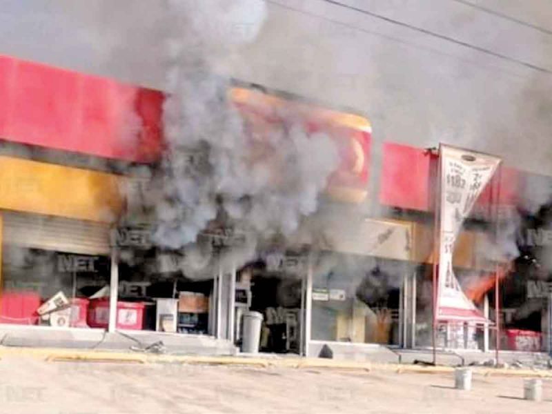 Narcos queman vehículos, negocios y comandancia en Ciudad Juárez