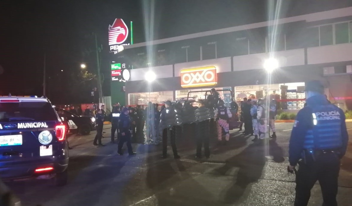 Por comer maruchan les caen 30 municipales en Oxxo de Puebla