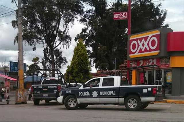 Amagan a empleadas y asaltan tienda Oxxo en Texmelucan