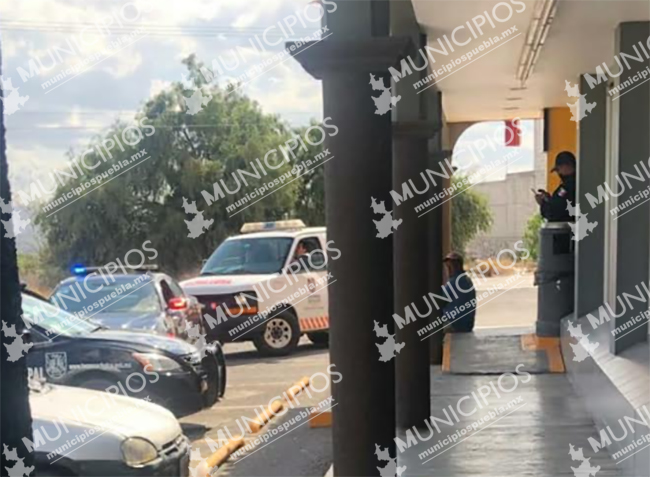 Ladrones asaltan Oxxo y de paso manosean a empleada en Tecamachalco