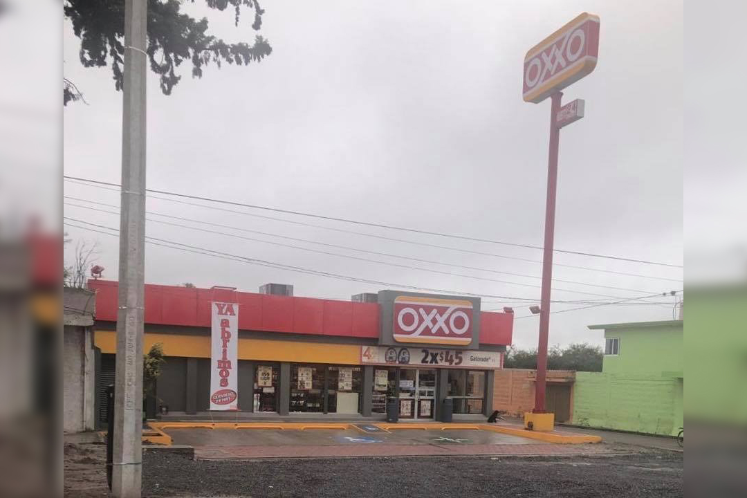 Asaltan dos tiendas Oxxo en Tochtepec en menos de dos horas