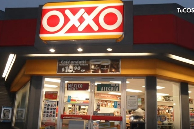 En asalto a Oxxo atan a cajeros y huyen con 100 mil pesos en Atlixco