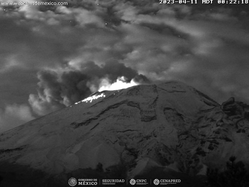 Se registran 3 explosiones de madrugada en el Popocatépetl