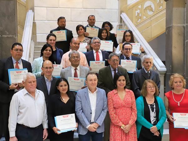 Reconoce Consejo de la Crónica labor turística de guía certificado