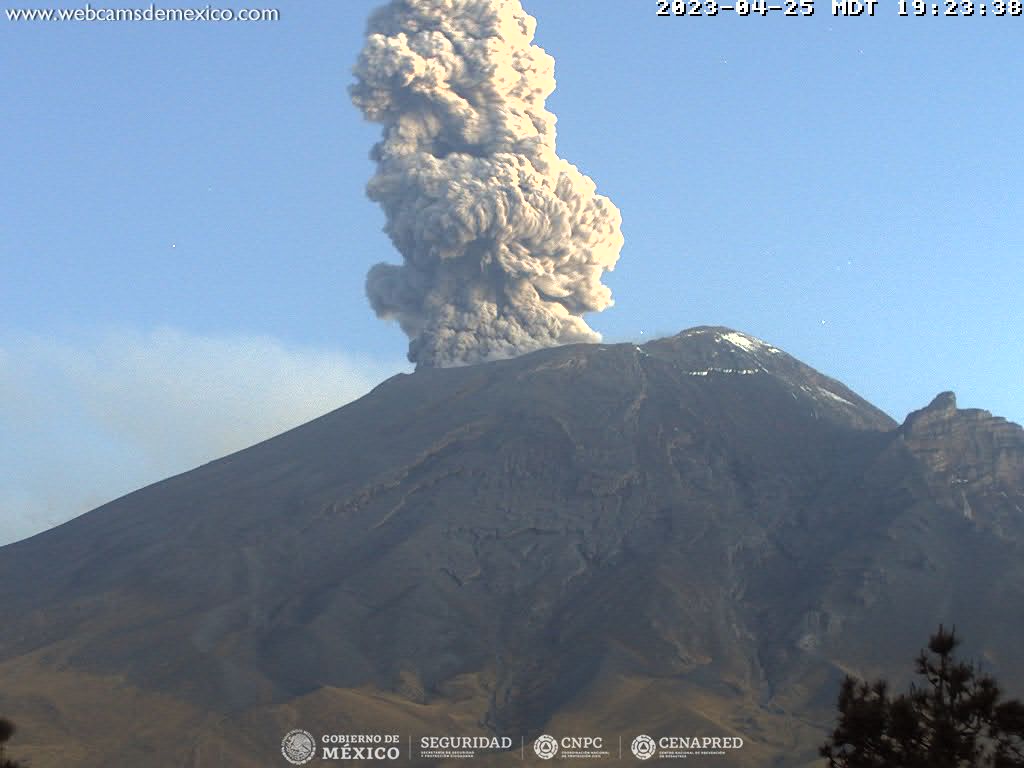 Registran 153 exhalaciones en el Popocatépetl y tres explosiones