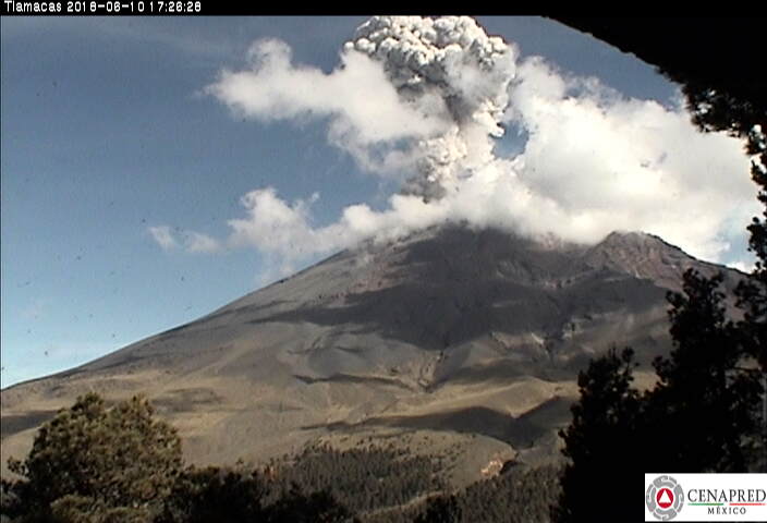 Arroja el volcán Popocatépetl material incandescente 