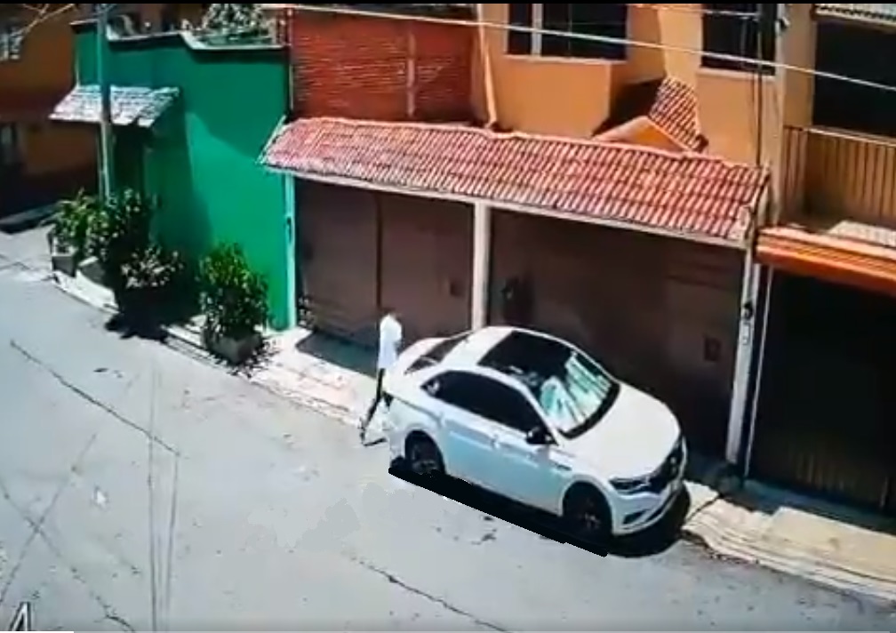 VIDEO En 25 segundos, la amenaza y roba auto en Bugambilias